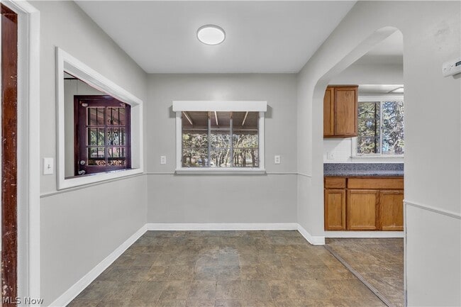 Building Photo - 2150 Glenridge Rd