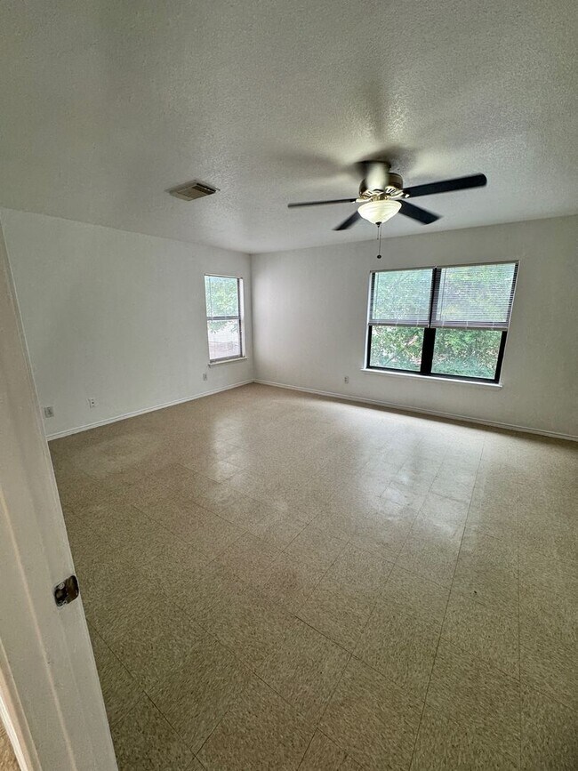 Building Photo - Spacious 3-Bedroom Home in Prime Location ...