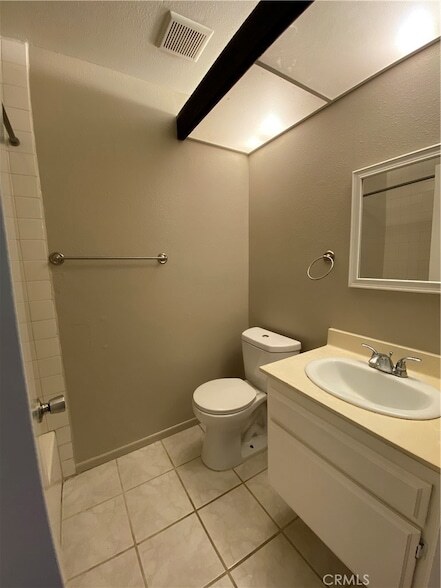 Building Photo - 20130 Village Green Dr