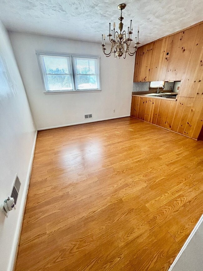 Building Photo - 3 Bedroom 2 Bath home