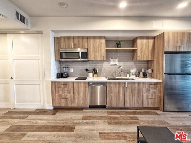 Building Photo - 723 S St Andrews Pl