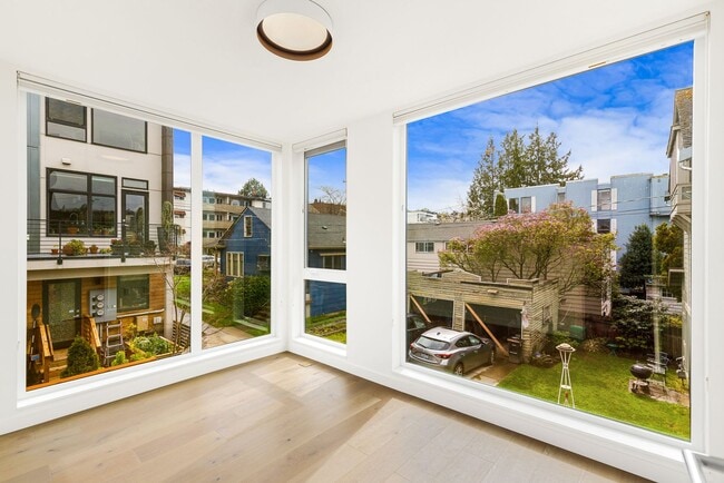 Building Photo - Eastlake 3 Bedroom Townhouse with Rooftop Deck/Views