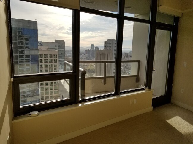 Building Photo - Electra! Spectacular Water and City views ...