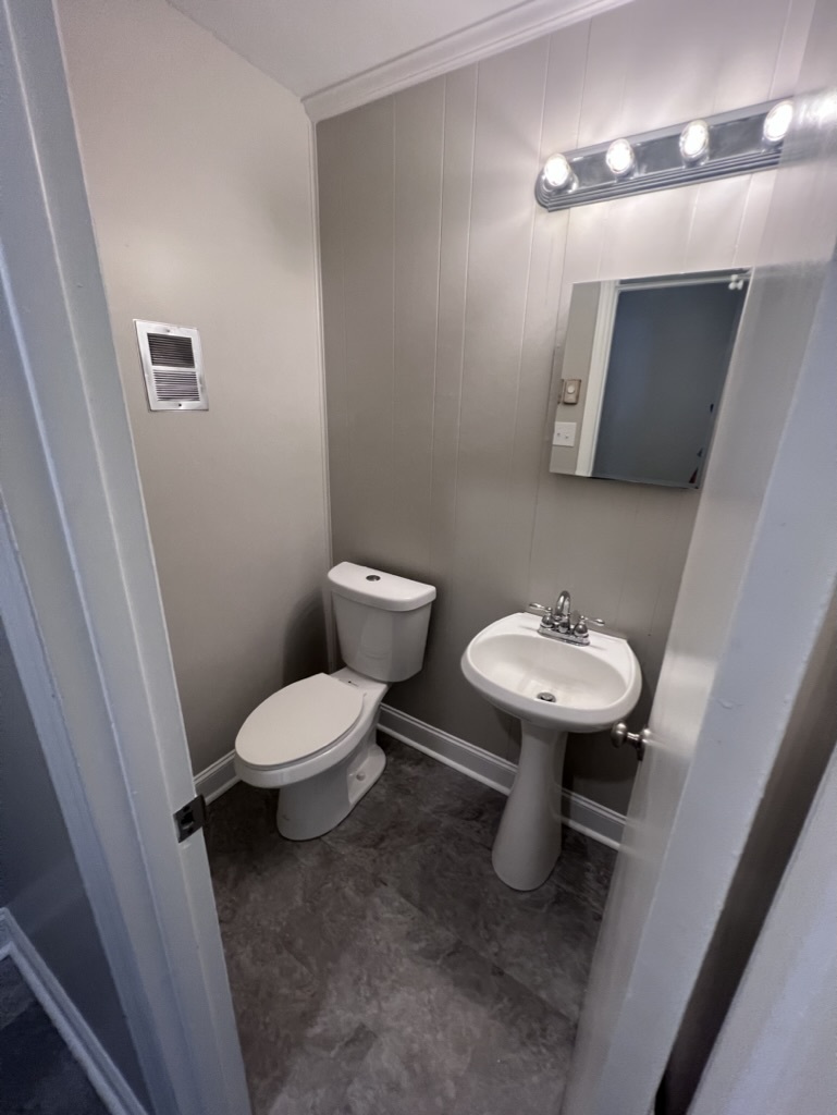 1/2 Bathroom - 1814 Glenoaks Dr