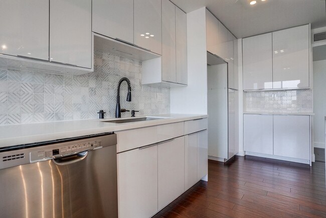 Building Photo - 435 N Oakhurst Dr