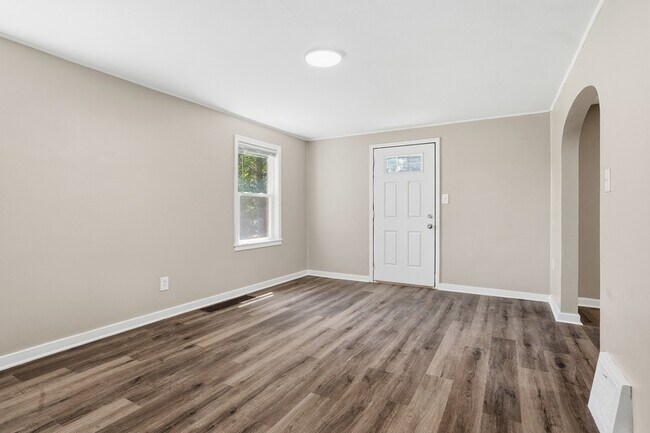 Building Photo - 624 Elm Dr