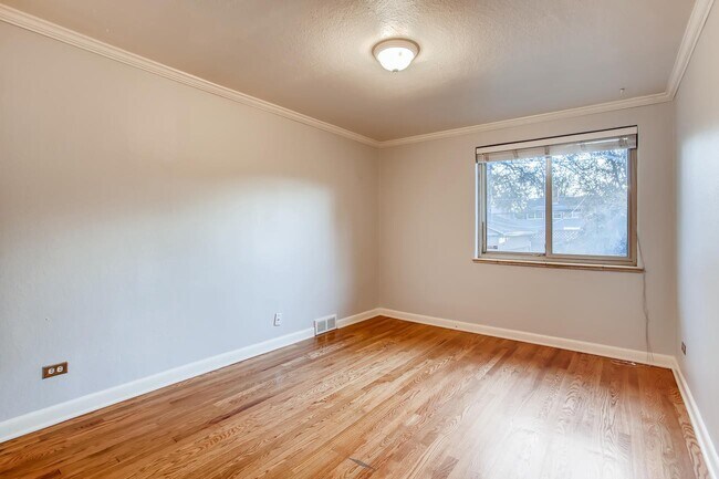 Building Photo - Congress Park Beautiful and Spacious Duplex!!! Top Unit! Shared Yard!