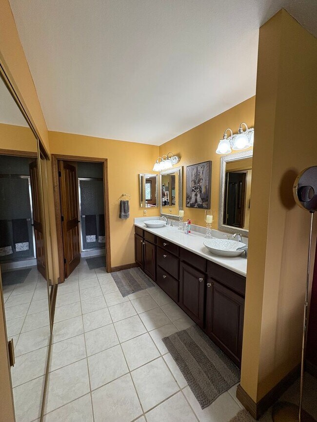 Building Photo - Vacation Rental: Golf Course Views Country...