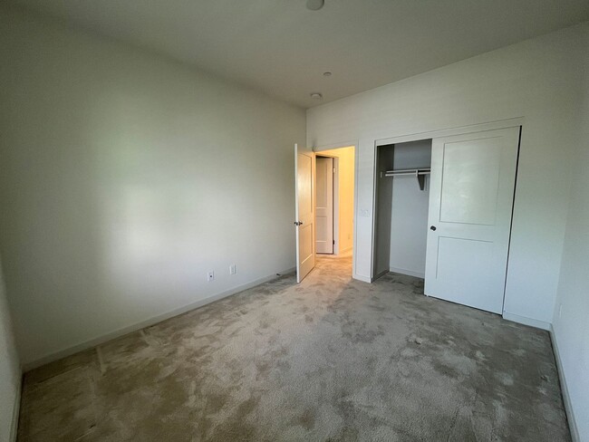 Building Photo - Gated 3+2.5 w/loft, walk-in pantry + dual ...
