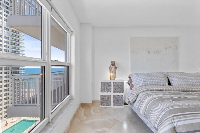 Building Photo - 3850 Galt Ocean Dr