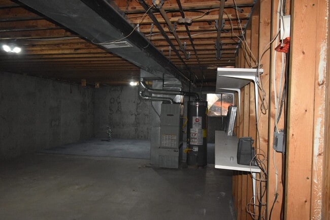 Building Photo - GREAT 3 BEDROOM/2 BATHROOM TOWNHOME WITH NEW PAINT & FLOORING. AVAILABLE 5/23.