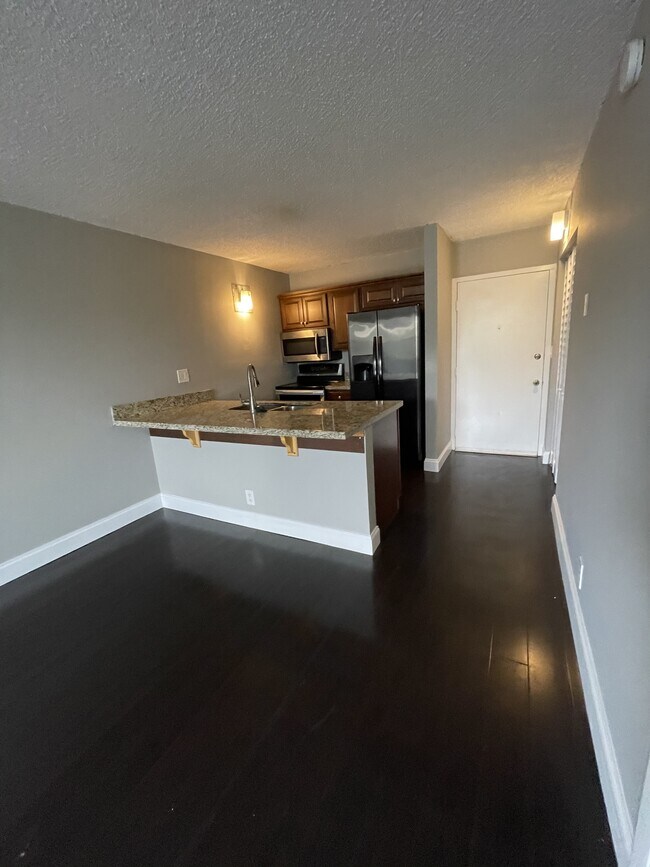 Building Photo - 2701 Riverside Dr