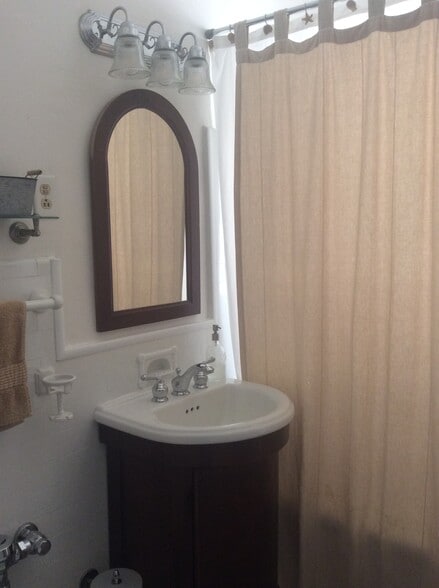Bathroom - 1011 Hull Terrace