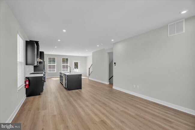 Building Photo - 76 SAND HILLS Dr