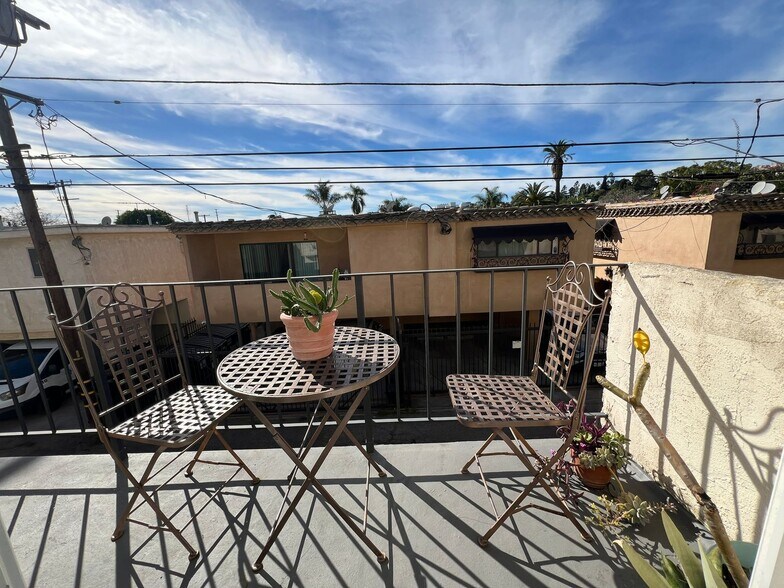 Building Photo - 3359 Mentone Ave