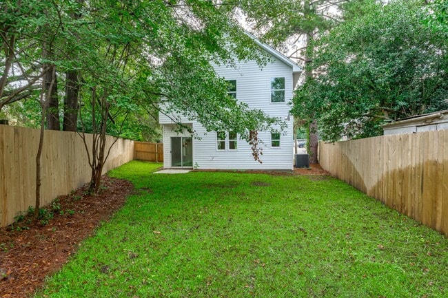 Building Photo - Pre-Leasing for the 26-27 School Year! Unbeatable Location