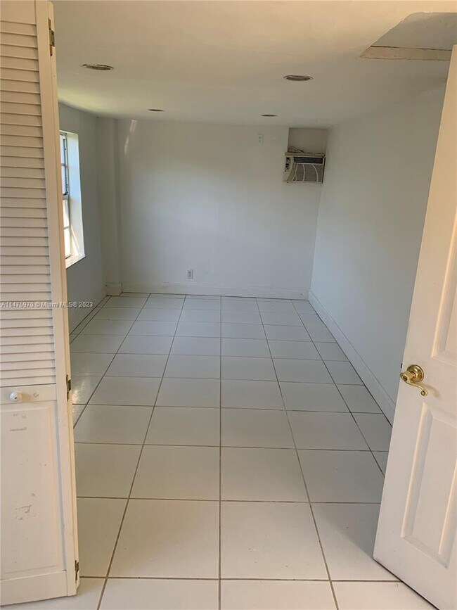 Building Photo - 1335 NE 182nd St