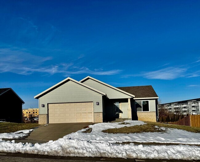 Building Photo - Dogs are welcome no cats. Available January 1, 2026 NW Rochester 4 bedroom 3 bath 2 car attached ...