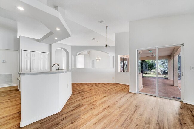 Building Photo - 513 SE Cliff Rd