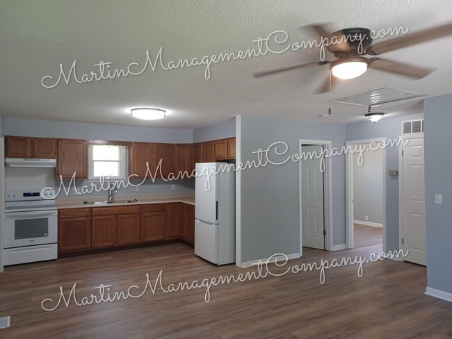 Building Photo - 109 E Clay St