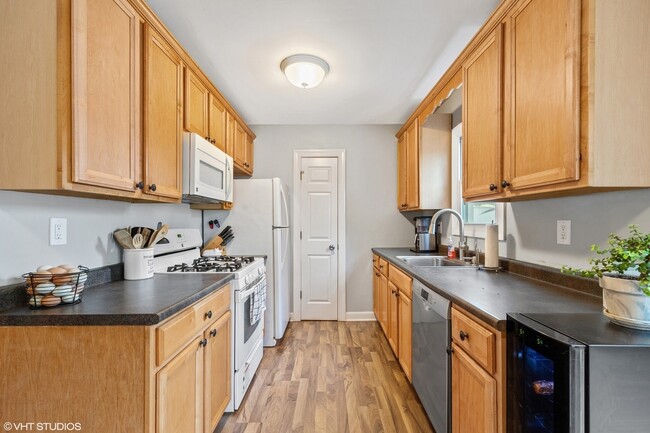 Building Photo - 608 Sheridan Dr