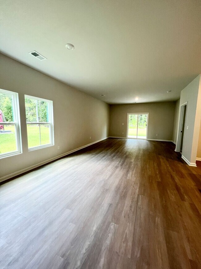 Building Photo - FOUR Bedrooms! SUPREME location! Move in ready!