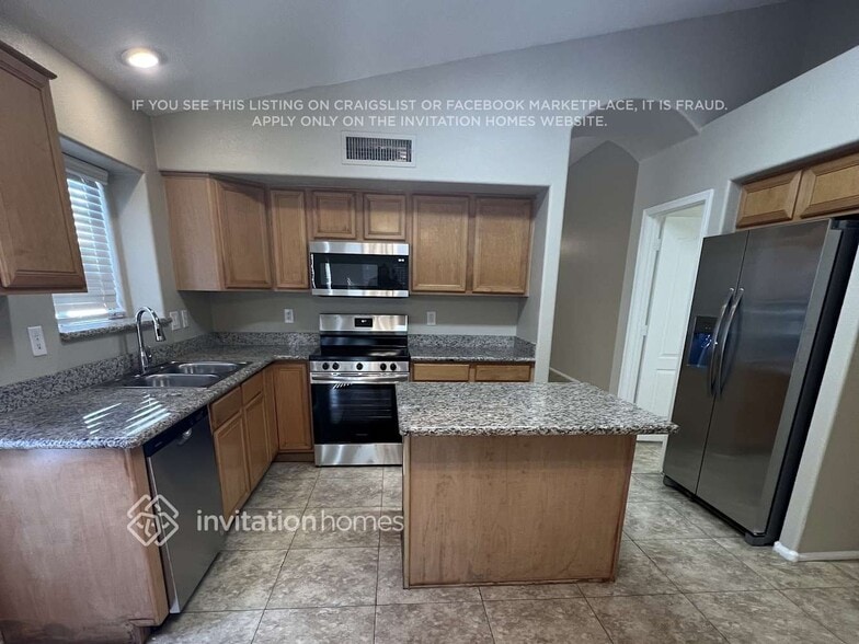 Building Photo - 15966 W Latham St