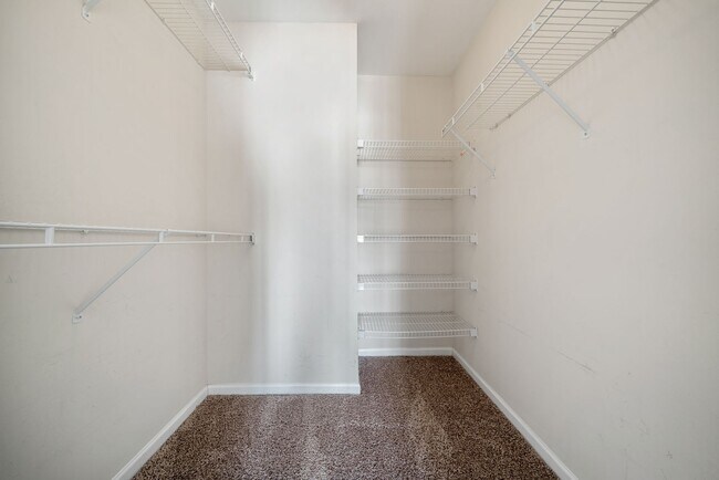 Building Photo - Beautiful 3 Bedroom 2 Bath Home in Lake in the Hills!