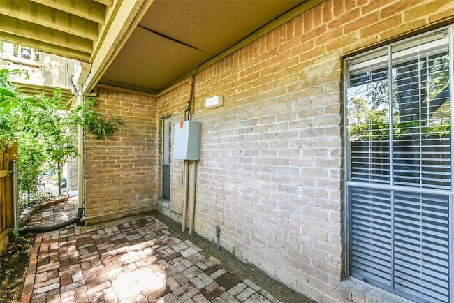 Building Photo - 2100 Tanglewilde St