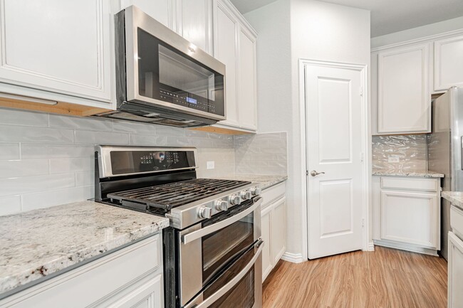 Building Photo - Stunning 3-bedroom, 2.5-bathroom with office.