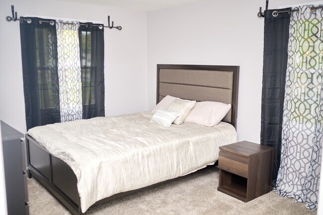 Building Photo - Spacious 4BR/2BA Furnished Home w/ Utilities, Mini Gym & Large Fenced Yard – Pinefield, Waldorf MD