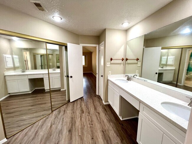 Building Photo - 4007 Lotus Dr