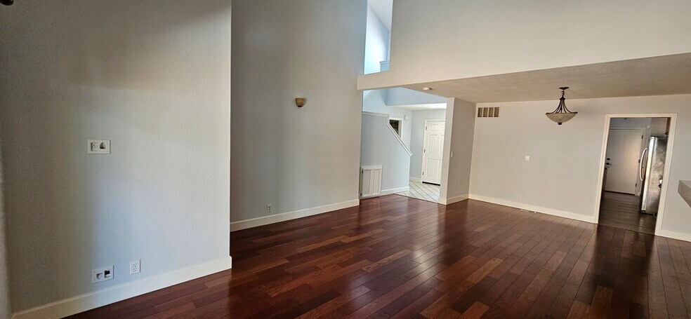 Building Photo - 44012 Cerro Ct