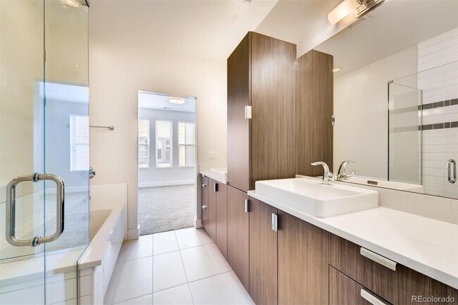 Building Photo - Immediate Availability! Stunning Modern lu...