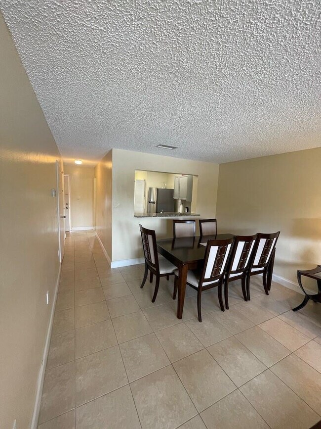 Building Photo - 9490 Palm Cir S