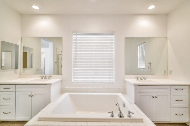 Building Photo - 211 W Tribella Ct