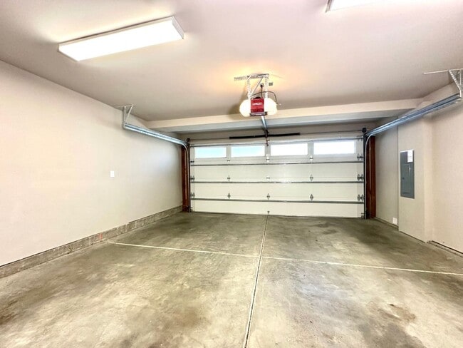 Building Photo - 2Bd/2.5Ba Kirkland Townhouse