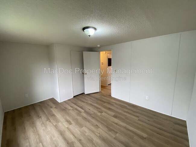 Building Photo - 900 White St