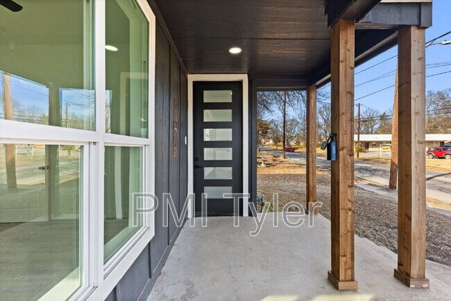 Building Photo - 1279 Bonham St