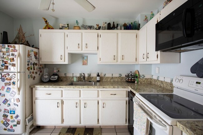 Building Photo - 3 Bedroom 2 Bathroom unfurnished  "C" Buil...