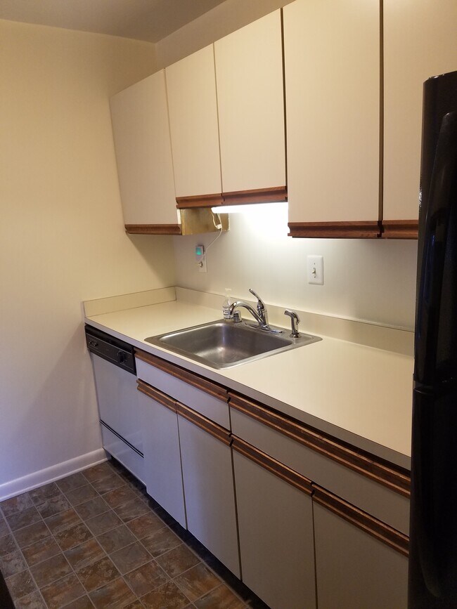 Building Photo - 4390 Lorcom Ln