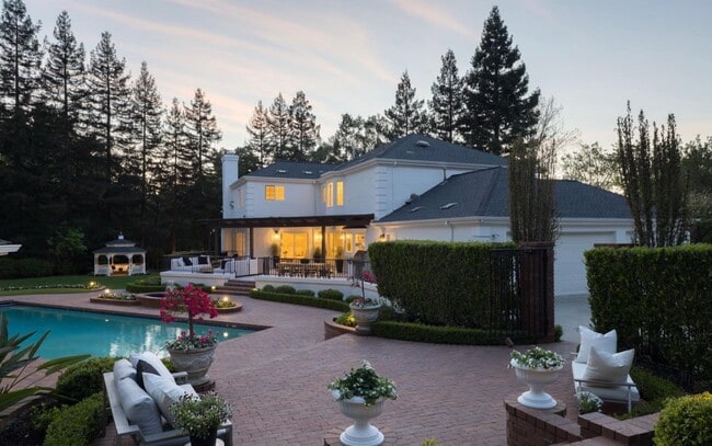 Building Photo - 10 Meadow Ln