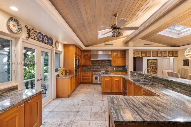 Building Photo - 10100 Lakeside Dr