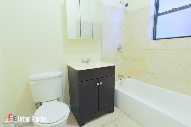 Building Photo - 4415 N Wolcott Ave