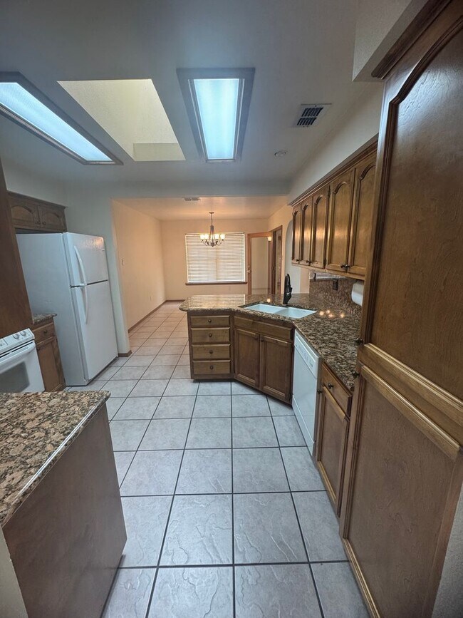 Building Photo - 3Bd 2Bth Home in the Sought-after Colonial...