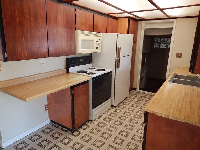 Building Photo - 3 Bedroom, 1 Bathroom in Heights Subdivisi...