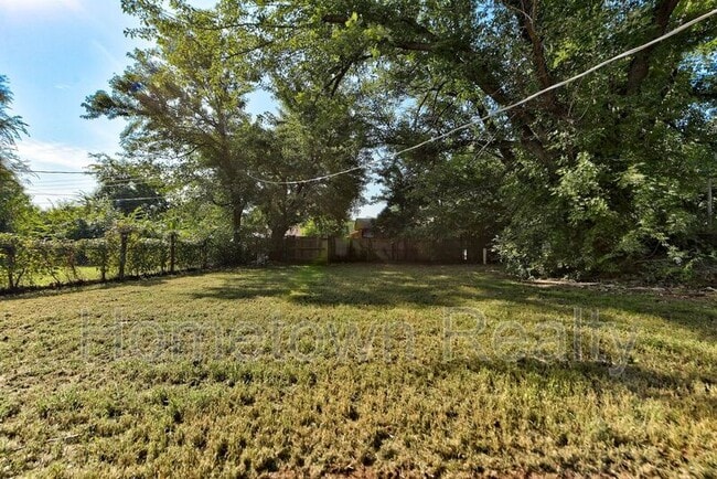 Building Photo - 208 W Shadywood Dr