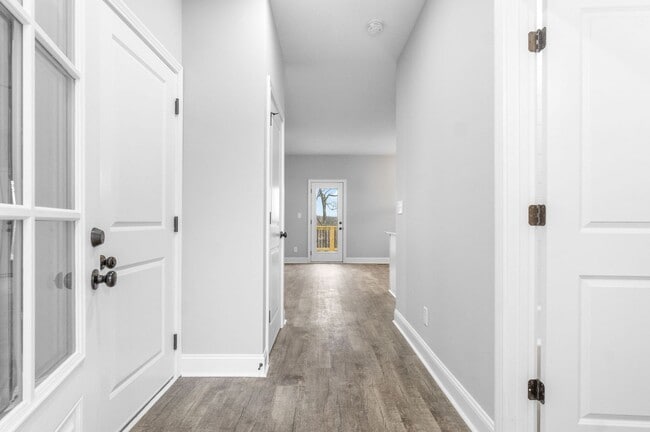 Building Photo - 4 Bedroom 3 Bath Pet Friendly Home For Rent Off Rossview Road!!