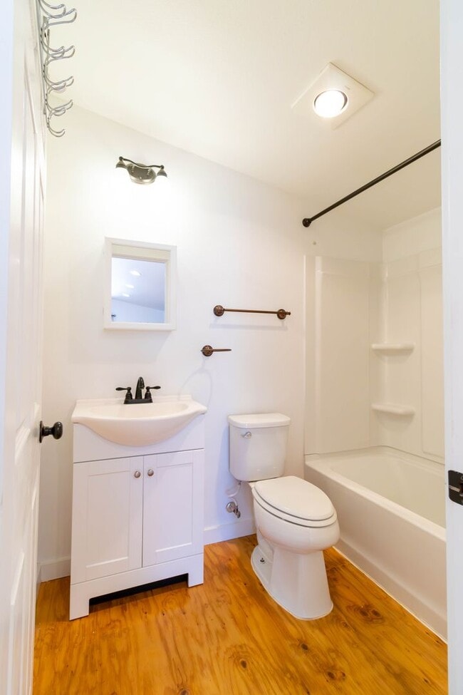 Building Photo - Beautiful ADU Studio Apt! With washer, dryer and AC in unit!