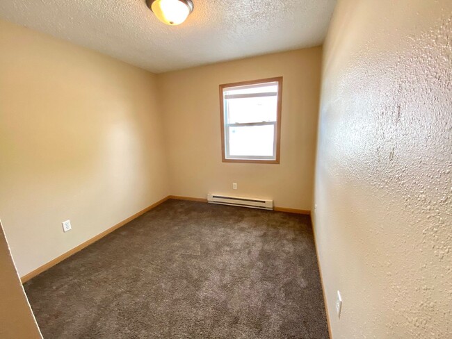 Building Photo - 3 Bedroom Duplex in North Fargo!